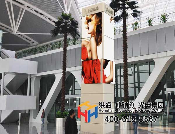 旋轉魔方柱，獲得商業廣告巨大價值的廣告機器人